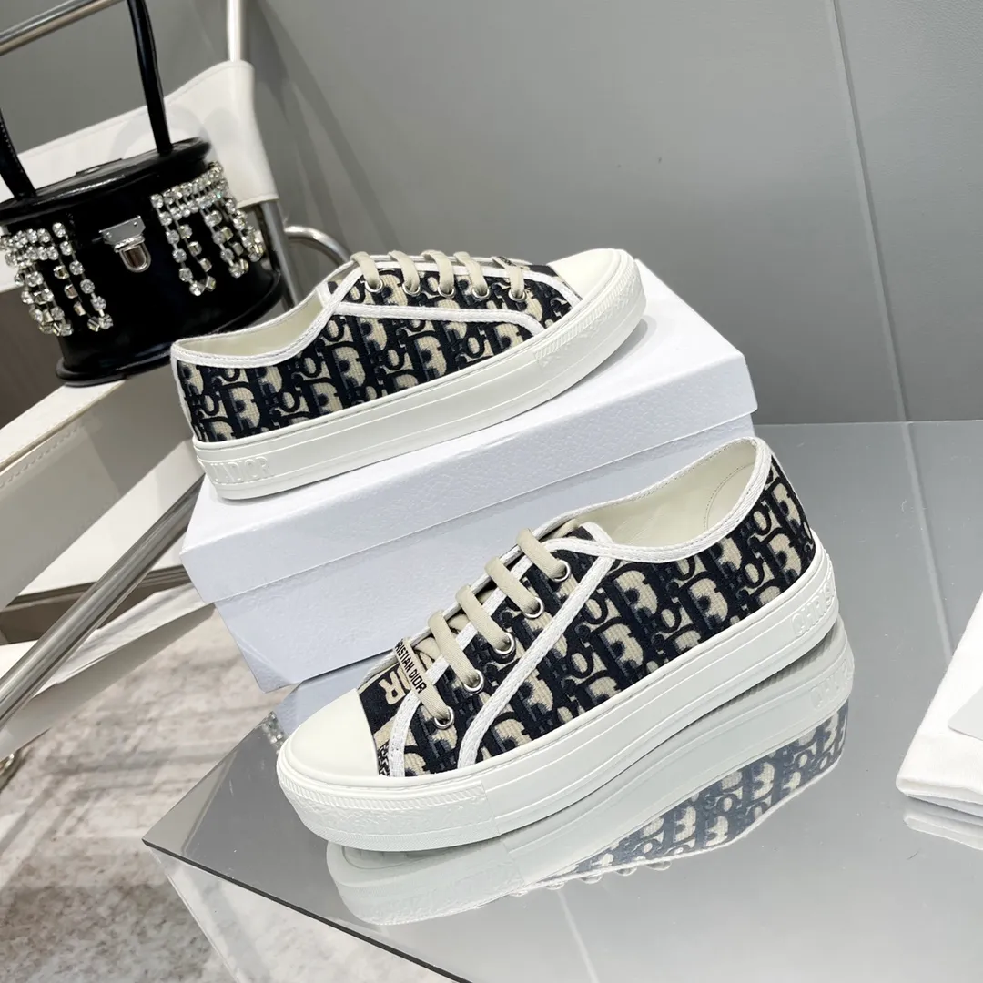 👟👟Ex-factory price 480👟👟 After half a year of repeated debugging♻️Taikoo Hui original purchased, upgraded and shipped ♻️DIOR embroidered sneakers series Double-sided three-dimensional embroidery of pure cotton silk, ♻️True to the original 1🆚1 shipment, from hardware, shoelaces, outsole, 👟👟factory price U mid-pad... The upper fabric is double-sided pure cotton silk three-dimensional electric embroidery ♻️▪️Foot pads: imported cowhide of the same color, comfortable to the feet ▪️My last version is exactly the same as Z👟👟factory price, welcome to compare with three companies I have 36 most complete colors, code number: 35-40
